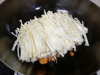 茄汁金针菇,下入金针菇翻炒均匀。
