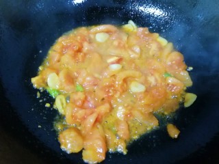 茄汁金针菇,翻炒至西红柿变软出汁。