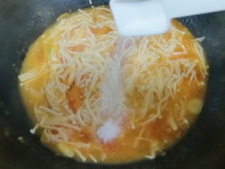 茄汁金针菇,放糖和盐调味。