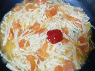 茄汁金针菇,加一点点开水，放番茄酱翻炒均匀。