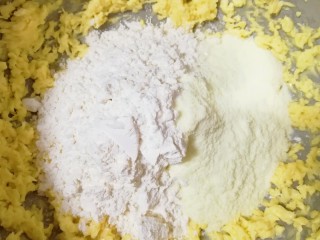 枣泥一口酥,加入低筋面粉和奶粉，用硅胶刮铲翻拌均匀。