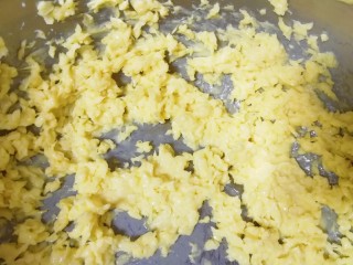 枣泥一口酥,少量多次加入全蛋液搅打均匀，每加入一次全蛋液搅打均匀之后，再进行下一次加入。