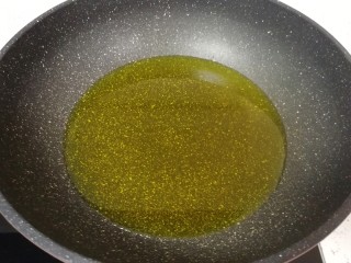 菌菇素辣酱,炒锅内倒入菜籽油烧热。