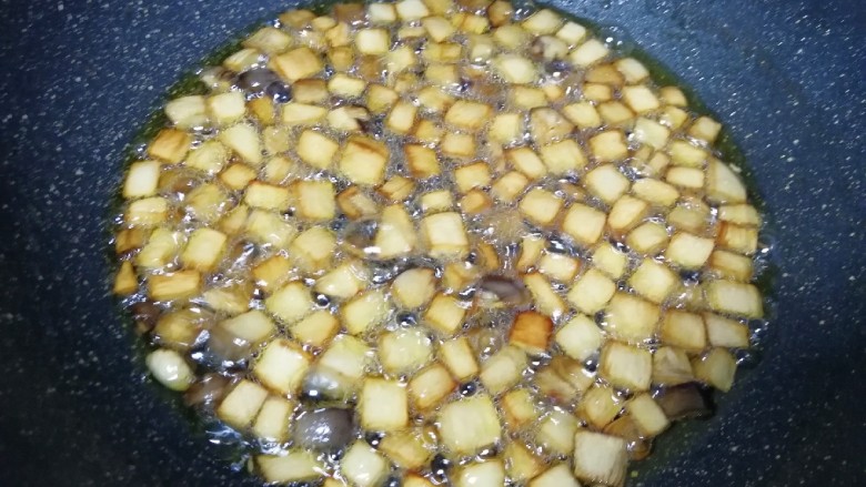 菌菇素辣酱,25分钟的时候杏鲍菇和香菇已经变至金黄色。