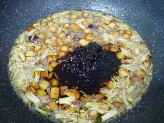菌菇素辣酱,下入黄豆酱、甜面酱、豆豉酱和蚝油，中小火炒香。