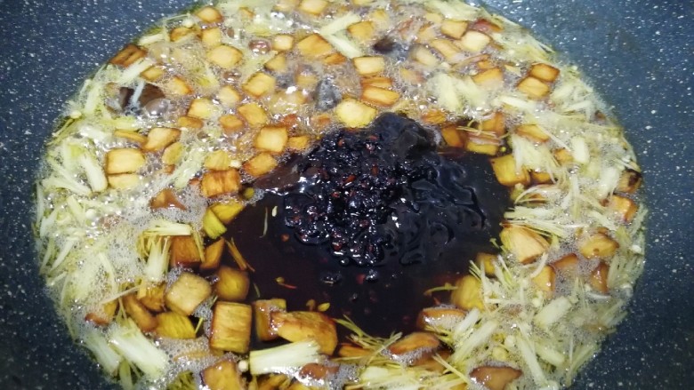 菌菇素辣酱,下入黄豆酱、甜面酱、豆豉酱和蚝油，中小火炒香。