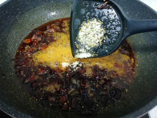 菌菇素辣酱,下入鸡精翻炒均匀。
