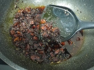 菌菇素辣酱,趁热装密封罐，晾凉以后冷藏保存。