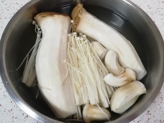 菌菇素辣酱,杏鲍菇、香菇和金针菇洗干净，放入淡盐水里面浸泡半个小时，去除一下菌菇里面特殊的味道。