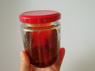 菌菇素辣酱,如果觉得红油太多可以滤出来一些，装在瓶子里，拌凉菜拌包子饺子馅做火锅蘸料都没有问题，味道特别香。