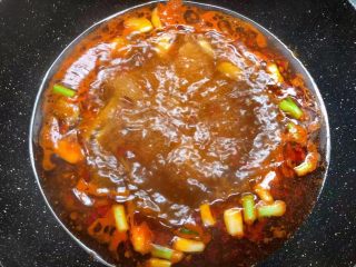 水煮香辣虾,倒入适量水煮开，放入适量盐和适量鸡精调匀。