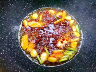 水煮香辣虾,热锅放入适量油，放入蒜瓣、姜片、葱白煸炒出香味，再放入郫县豆瓣酱炒出红油。