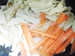 超级爽口的凉拌腐竹,锅中烧开水，把胡萝卜和腐竹一起放进去焯水，煮两分钟后捞出。