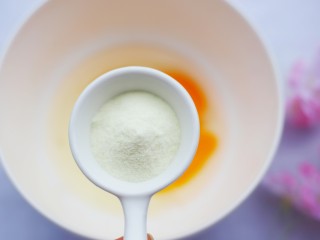 松软香甜的米粉小软饼,加入2勺澳优能立多G4奶粉。
