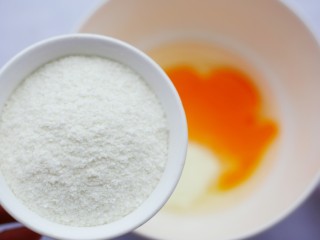 松软香甜的米粉小软饼,分多次加入米粉。