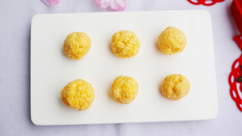 松软香甜的米粉小软饼,分成大小均等的小剂子搓成圆球。