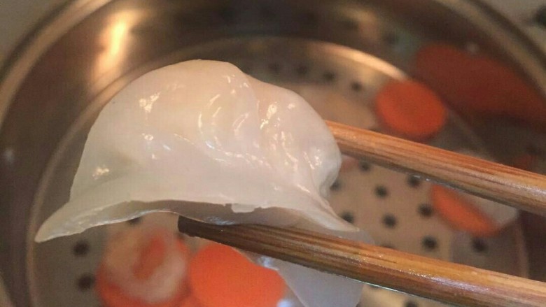 广东早茶de水晶虾饺✨, 夹一个尝尝。