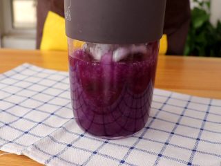 紫薯银耳糊/羹,小月龄的宝宝们，可以将紫薯银耳羹放入料理杯中，打成糊，再食用