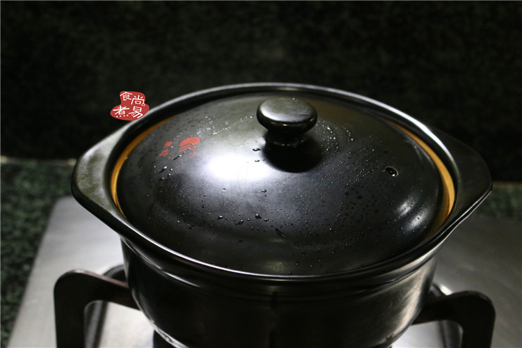 五花肉咸鱼煲仔饭,遮上锅盖，中火煲15分钟左右，隔5分钟移动一下砂锅，煲米饭期间不要打开盖，让锅底均匀接触火点，这样就不会固定加热一个位置，不会糊锅。煲至米饭膨胀，水分略干，打开锅盖能看见米饭表面有均匀而密集的气孔。