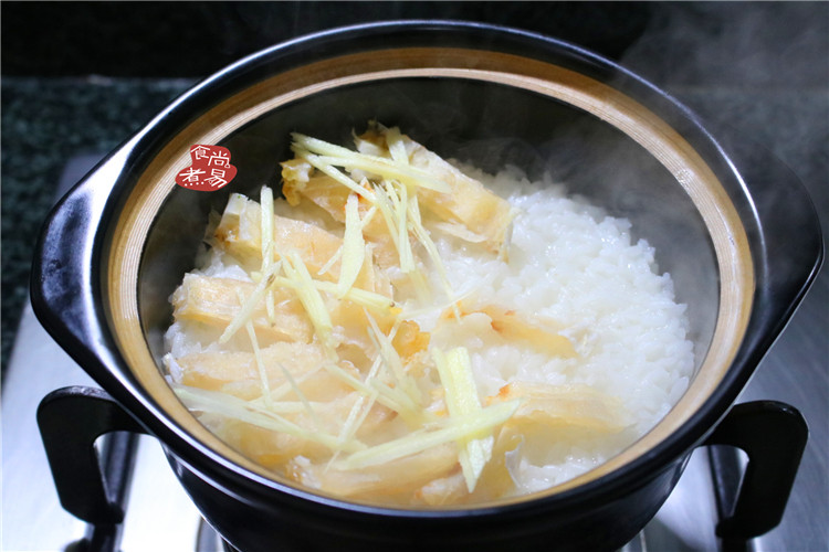 五花肉咸鱼煲仔饭,将马友鱼干铺在米饭上面，再铺一层姜丝，姜丝有增香去腥的作用。