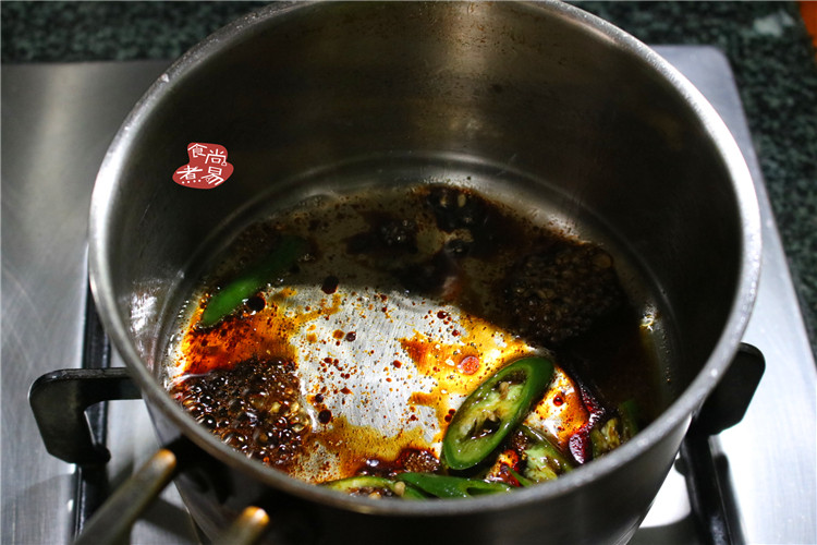 五花肉咸鱼煲仔饭,奶锅继续烧热，倒入1勺食用油，1汤匙酱油、加入辣椒片煮沸后拌匀。