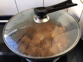 虾仁笃面筋（天津菜）,盖上锅盖儿，小火“咕嘟”大约5分钟左右，然后改大火收汁，汤汁收至浓稠。