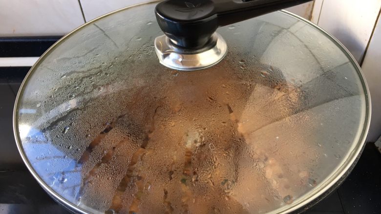 虾仁笃面筋（天津菜）,盖上锅盖儿，小火“咕嘟”大约5分钟左右，然后改大火收汁，汤汁收至浓稠。