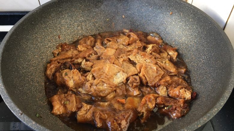 虾仁笃面筋（天津菜）,倒入沥干水份的油面筋翻炒几下，加入1小碗的高汤（或者清水）。