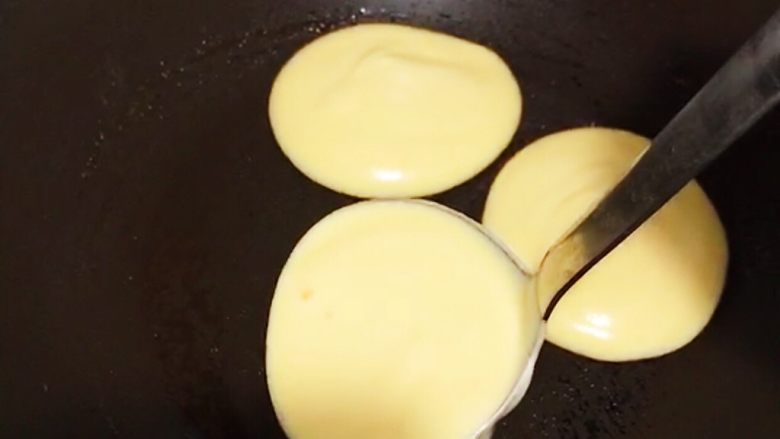 浅湘食光&日式舒芙蕾松饼,平底锅抹一点点黄油，倒入搅拌好的混合液，摊厚点