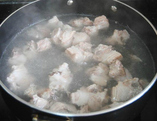 胡萝卜炖排骨,锅中水烧开后倒入洗好的排骨再次煮沸即可捞出；