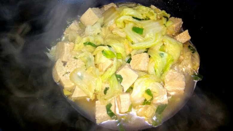 白菜炖冻豆腐,大火烧开几分钟，白菜叶变软，关火出锅