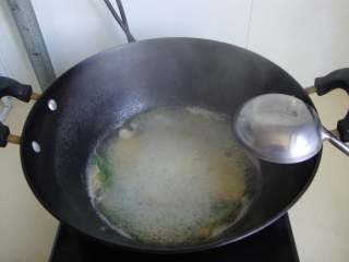 鸡汁萝卜,锅内加少量水，放入鸡油和葱姜、料酒，煮开去沫
