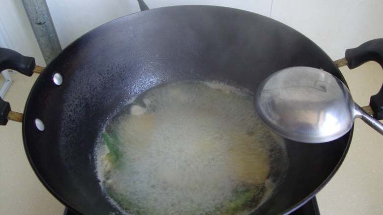 鸡汁萝卜,锅内加少量水，放入鸡油和葱姜、料酒，煮开去沫