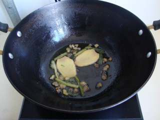 鸡汁萝卜,慢慢煮至水分完全蒸发锅内只剩下油