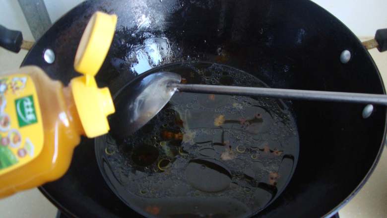 鸡汁萝卜,取出葱姜，锅内加鸡汁、水、盐、糖调味煮开