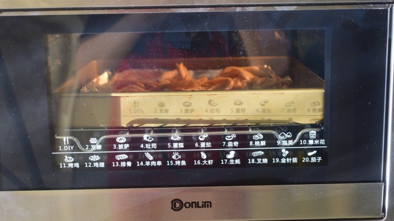 烤杏鲍菇,烤箱预热200度，中层上下火烤20分钟
