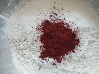 花样面食-福袋,把红曲米粉倒入面粉