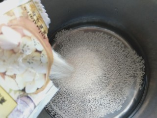 花样面食-福袋,酵母和白糖倒入温水中