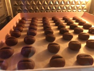 咖啡豆豆饼干,全部做好后放入预热好的烤箱150度20分钟。
