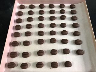 咖啡豆豆饼干,搓成4.2-4.5克一个的椭圆，中间用刮板压出痕迹，不要压断，做了一半的时候预热烤箱150度。