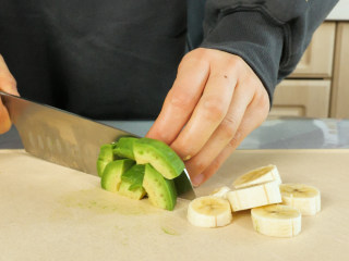 入口即化 牛油果香蕉蒸糕,牛油果和香蕉分别切块。