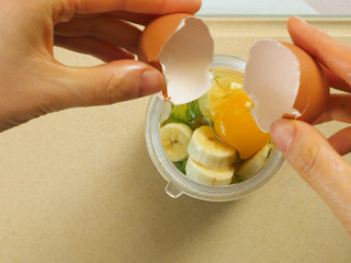 入口即化 牛油果香蕉蒸糕,打入一个鸡蛋，如果是给1岁以内宝宝，需要确认宝宝没有蛋白过敏的情况。