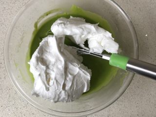 菠菜戚风蛋糕,取三分之一蛋白霜到菠菜糊中，用手抽翻拌均匀
