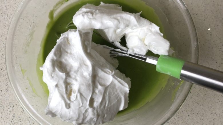菠菜戚风蛋糕,取三分之一蛋白霜到菠菜糊中，用手抽翻拌均匀