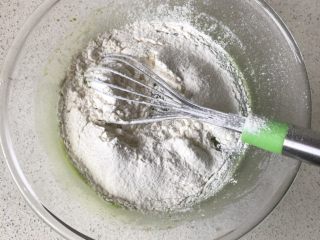 菠菜戚风蛋糕,筛入低粉和玉米淀粉