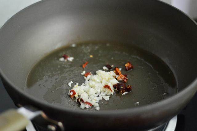 蚝油芦笋,锅里烧热油，爆香蒜和干辣椒