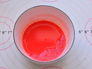 红丝绒蛋糕卷,把食用色素加入在牛奶里，搅拌均匀。
