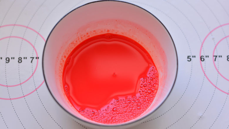 红丝绒蛋糕卷,把食用色素加入在<a style='color:red;display:inline-block;' href='/shicai/ 219'>牛奶</a>里，搅拌均匀。
