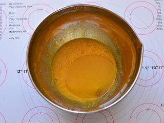 红丝绒蛋糕卷,蛋清和蛋黄分离，蛋黄里加入玉米油搅拌均匀