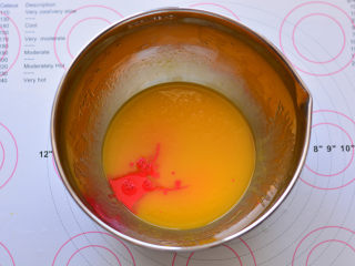 红丝绒蛋糕卷,加入牛奶色素，用手动打蛋器搅拌均匀
